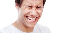 Tertawa membuat depresi dan kecemasan menjauh dengan meningkatkan produksi serotonin yang bertindak sebagai antidepresan alami. Karena itu tidak mengherankan orang yang memiliki selera humor baik lebih jarang mengalami depresi. Foto: Thinkstock 
