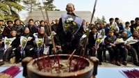 Pada saat festival, masyarakat China akan berbondong-bondong menuju ke pemakanan, dan membersihkan kuburan orang yang telah mendahului mereka, atau leluhur (Jason Lee/Reuters)