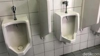 Toiletnya pun sangat bersih yang juga dilengkapi mushala.