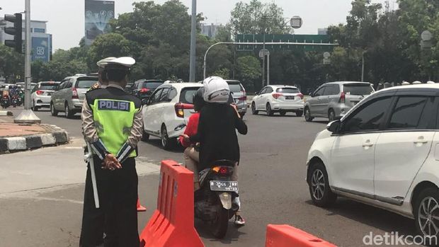 Pengguna jalan bertanya pada polisi soal penutupan jalan tersebut