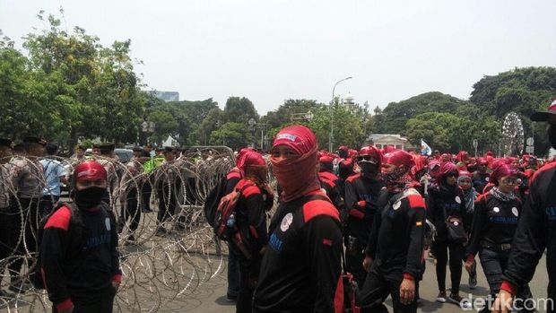 Polisi memasang pagar kawat dan berjaga di depan Istana Merdeka