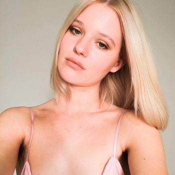 Model Cantik Curi Perhatian, Tampil dengan Kaki Berbulu di Iklan Adidas