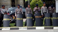 Aparat kepolisian siapkan tameng.