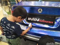 Asyiknya Corat-coret di Mobil Mercedes-Benz