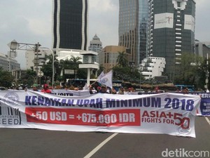 Bergerak ke Istana, Massa Buruh Orasi di Balai Kota