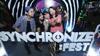 Sekelompok remaja yang datang ke Synchronize Fest 2017 menyempatkan diri bernarsis ria. (Foto: Synchronize Fest 2017 (Asep/detikHOT)