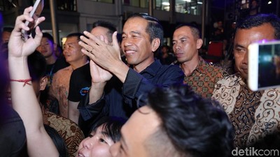 Penampilan Jokowi Nonton Synchronize Fest 2017