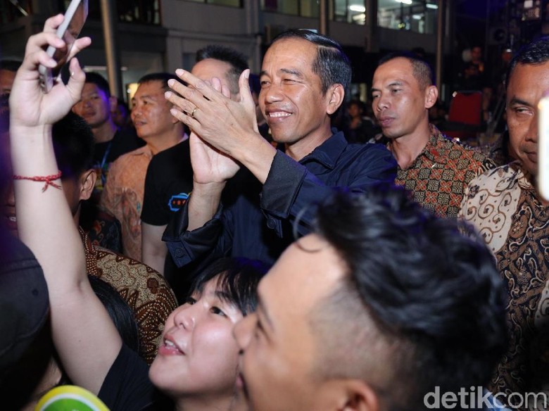Setelah Ebiet G Ade, Jokowi Nonton Deadsquad di Synchronize Fest 2017 Setelah Ebiet G Ade, Jokowi Nonton Deadsquad di Synchronize Fest 2017