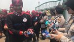 Permen dari Polwan dan Demo Buruh yang Berlangsung Tertib