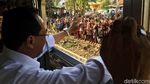 Whuzz, KRL Cikarang Melintas di Stasiun Bekasi Timur