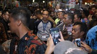 Satu jam lebih berada di venue, Jokowi melepas jaketnya. Foto: Hanif Hawari