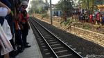 Whuzz, KRL Cikarang Melintas di Stasiun Bekasi Timur
