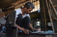 Raji Masih Eksis Produksi Kompor Minyak di Cirebon