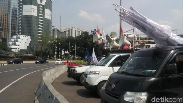Mobil komando dan mobil yang membawa bendera dibawa
