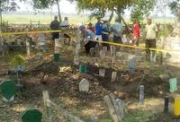 Makam yang dilubangi (nisan hijau)