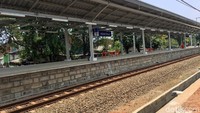 Peron di Stasiun Bekasi Timur.