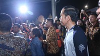 Jokowi tampak menyaksikan penampilan dari Ebiet G Ade. Foto: Hanif Hawari
