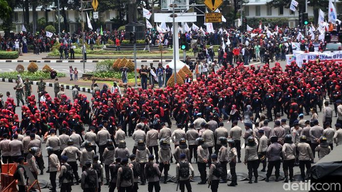 Buruh tuntut kenaikan upah/Foto: Lamhot Aritonang Buruh tuntut kenaikan upah/Foto: Lamhot Aritonang