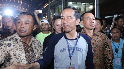 Lepas Jaket, Jokowi Pakai Kaus We The Fest