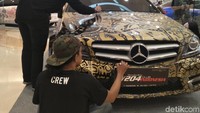 Selain itu, acara yang dibuka dengan parade menggunakan 10 Mercedes-Benz W204 ini juga memiliki berbagai aktivitas lainnya. Seperti Mercedes-Benz Car Contest, Beauty Photo Contest, Batik Fashion Runway, Automotive and Culinary Bazaar, Clothing Distro and Batik Bazaar, Car Club Meet Up, dan hiburan musik. Foto: Ruly Kurniawan