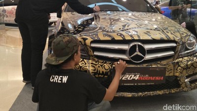 Coret-coret Mercedes-Benz Malah Cetak Rekor Muri