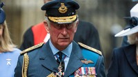 Batalnya kehadiran sang ayah memicu spekulasi, siapa yang akan mendampingi Meghan Markle ke altar. Pertanyaan itu akhirnya terjawab saat Istana Kensington mengumumkan bahwa Pangeran Charles, ayah Pangeran Harry, akan menemani Meghan berjalan ke altar. Namun, Charles tidak akan menyerahkan Meghan ke Harry seperti biasanya tradisi pernikahan . Foto: BBC World