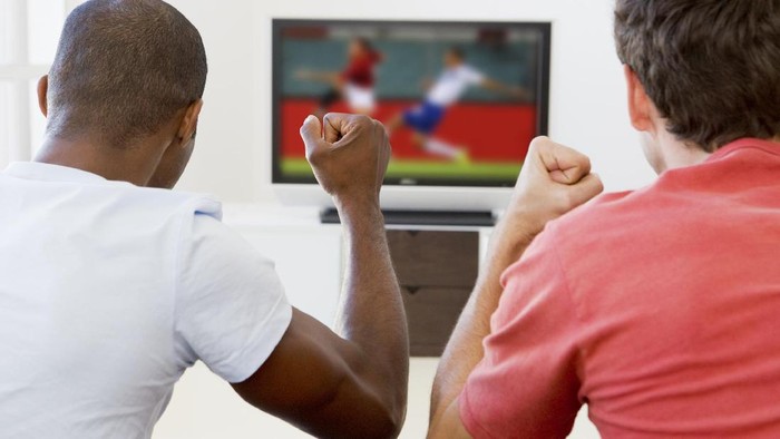 Suka nonton pertandingan sepakbola piala dunia rame-rame, atau lebih suka nonton via gadget? Harus tahu jarak pandang ideal biar mata nggak sakit. Foto: Thinkstock Suka nonton pertandingan sepakbola piala dunia rame-rame, atau lebih suka nonton via gadget? Harus tahu jarak pandang ideal biar mata nggak sakit. Foto: Thinkstock