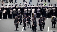 Petugas kepolisian disiagakan sebanyak 8.500 personel untuk mengamankan demo, yang terdiri dari unsur Polri dan TNI.