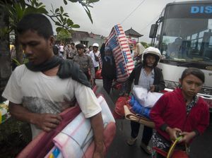 BNPB Sediakan Kendaraan untuk Pulangkan Pengungsi Gunung Agung