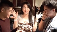 Tak cuma Puspa Dewi, Dennis ternyata juga mengenal Sandra Dewi dengan baik lho. Terbukti dari foto dirinya yang memberikan kejutan ulang tahun untuk Sandra Dewi. (Foto: Instagram @dennishadii)