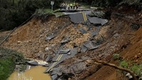 Longsor menghancurkan jalan di Casa Mata, Costa Rica. REUTERS/Juan Carlos Ulate.