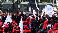 Water cannon disiagakan di sekitar demonstran.