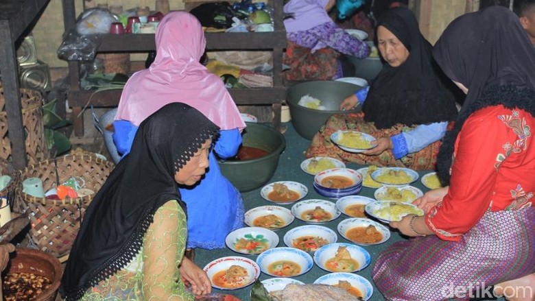 Makanan Spesial dalam Tradisi 4 Abad Kampung Adat Cikondang