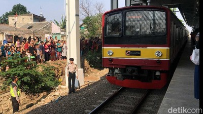 Whuzz, KRL Cikarang Melintas di Stasiun Bekasi Timur