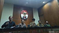 Diduga sebagai penerima SDW (Sudiwardono) selaku Ketua PT Sulawesi Utara. Dan diduga sebagai pemberi AAM (Aditya Anugerah Moha) anggota DPR RI Komisi XI periode 2014-2019, kata Wakil Ketua KPK Laode M Syarif di kantornya, Jalan Kuningan Persada, Jakarta Selatan, Sabtu (7/10/2017). (Foto: Hary Lukita Wardani/detikcom)