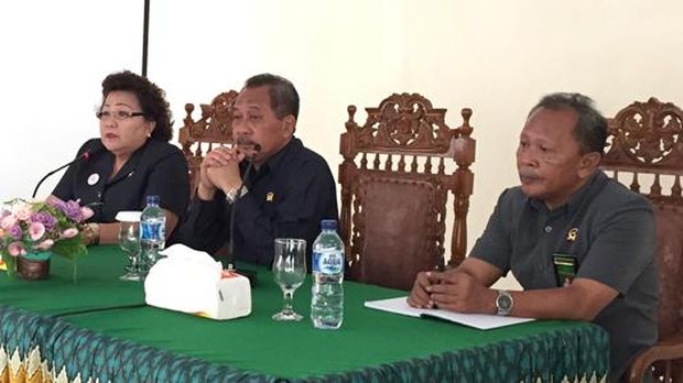Sudiwardono (tengah).