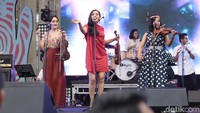 giliran grup musik Hello Dangdut yang unjuk gigi di panggung Dynamic Stage di hari kedua kemarin. Foto: Synchronize Fest 2017 (Asep/detikHOT)