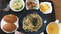 Presentasi makanan dianggap penting di Jepang. Bahkan rumah sakit memperhatikan tradisi budaya ini secara serius. Lihat saja sajian pasta jamur dengan salad kentang, salad brokoli bacon, sup ayam, buah, roti dan teh hijau.