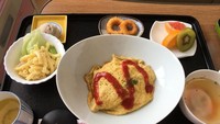 Seorang wanita belum lama ini melahirkan di Jepang. Ia berbagi 12 makanan rumah sakit tempatnya dirawat yang terlihat seperti makanan restoran. Contohnya omurice dengan macaroni salad, chicken soup, squid ring, buah dan teh hijau ini.