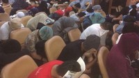 Pria-pria yang ditangkap menutupi wajahnya. Foto: dok. Istimewa