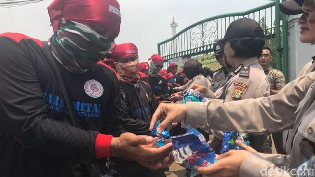 Polwan sengaja memberikan permen dan air mineral sebagai tanda peduli