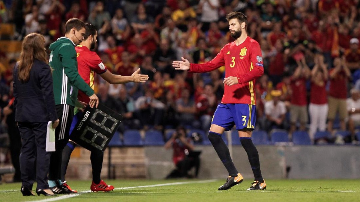 Gerard Pique sempat disoraki tapi juga dapat tepuk tangan dari suporter Spanyol (Foto: Stringer/Reuters)