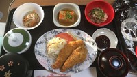 Sejak unggahan wanita itu jadi viral, banyak orang yang penasaran dengan makanan rumah sakit di Jepang. Mungkin pengin juga coba chicken finger dengan tumisan pare, agedashi tofu, salad wortel, nasi dan miso sup ini.
