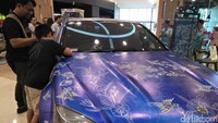 Dilantai dasar Kuningan City, sudah berjejer tiga mobil Mercedes-Benz seri W204 yakni Mercedes-Benz C250, C63 AMG, dan C63 AMG Coupe siap untuk dicorat-coret. Foto: Ruly Kurniawan