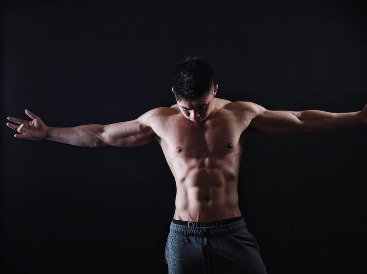 Kekarnya Dennis Hadi, Anak Puspa Dewi yang Sixpack dan Pintar Masak