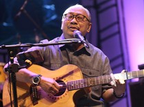 Sosok Musisi Ebiet G Ade yang Namanya Disebut Mahfud Md di Debat