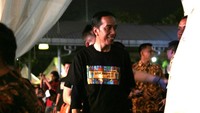 Joko Widodo datang secara tiba-tiba saat Ebiet G Ade tengah naik panggung. Foto: Asep Syaifullah
