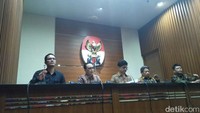 KPK telah menetapkan anggota DPR Komisi XI Aditya Anugrah Moha dan Ketua Pengadilan Tinggi (PT) Sulawesi Utara Sudiwardono sebagai tersangka kasus suap. Mereka diduga terlibat dalam kasus suap terkait penanganan putusan banding ibu dari Aditya, Marlina Moha Siahaan. (Foto: Hary Lukita Wardani/detikcom)