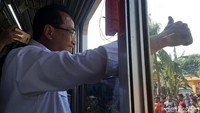 Menteri Perhubungan (Menhub), Budi Karya Sumadi ikut serta dari KRL itu.