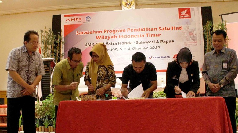 Melanjutkan komitmennya untuk memperkuat pendidikan vokasi dan melahirkan alumni SMK yang terampil dan berdaya saing, PT Astra Honda Motor (AHM) mulai mengembangkan sayapnya ke wilayah Indonesia Timur, khususnya Sulawesi dan Papua. Foto: Pool (Honda) Melanjutkan komitmennya untuk memperkuat pendidikan vokasi dan melahirkan alumni SMK yang terampil dan berdaya saing, PT Astra Honda Motor (AHM) mulai mengembangkan sayapnya ke wilayah Indonesia Timur, khususnya Sulawesi dan Papua. Foto: Pool (Honda)